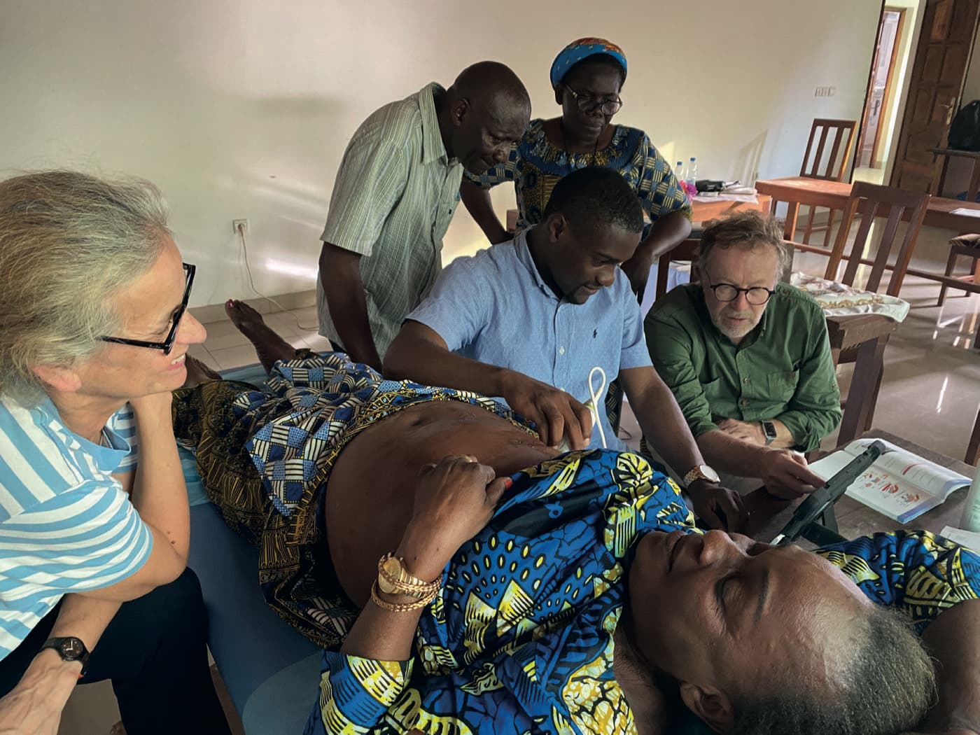 Consultation médicale équipée d'une échographie